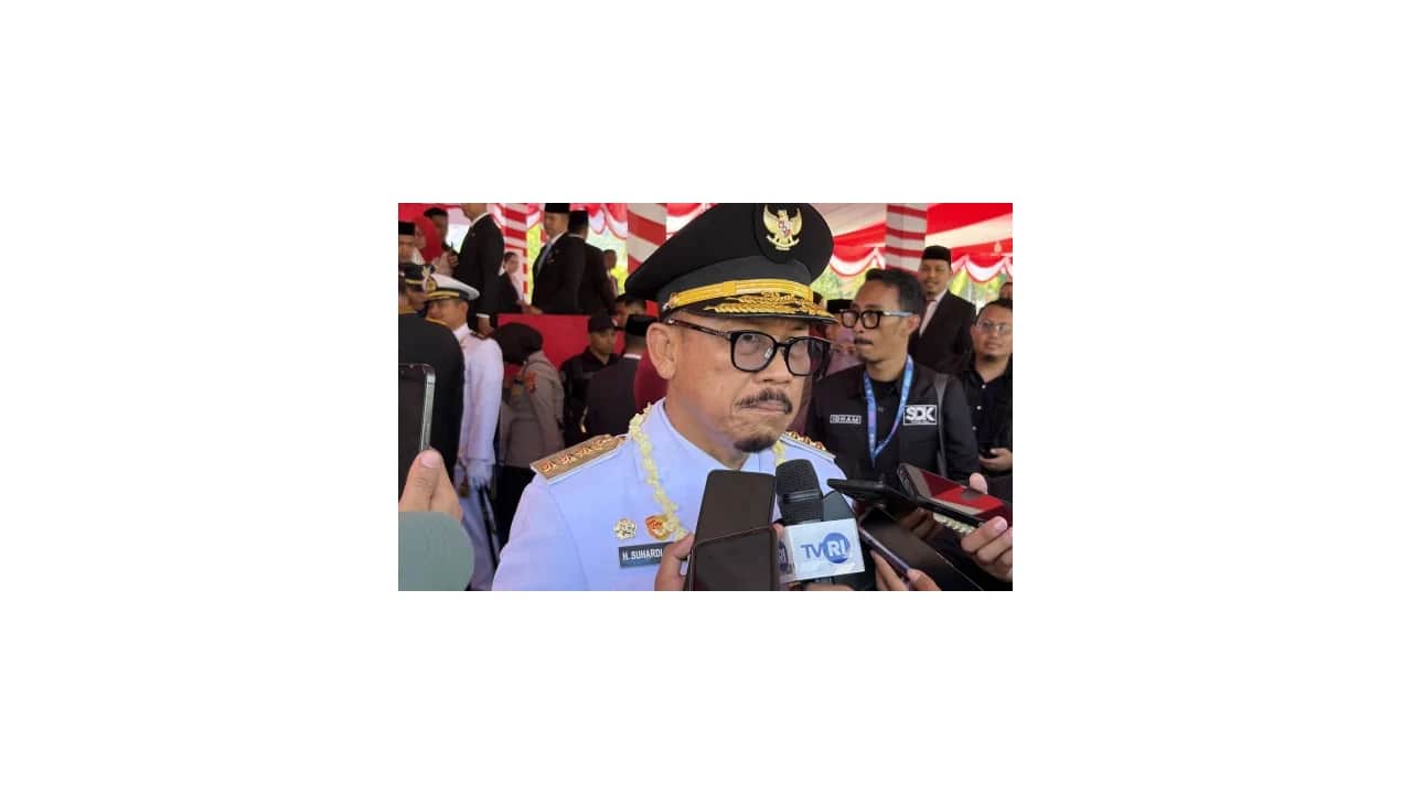 Gubernur Sulbar Suhardi Duka pada peringatan HUT RI di Lapangan Ahmad Kirang Mamuju