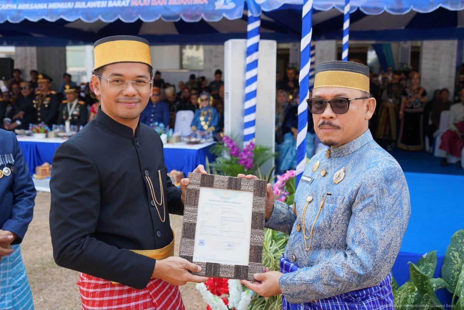 Saefur Rochim dan Suhardi Duka memegang bingkai surat pencatatan ciptaan