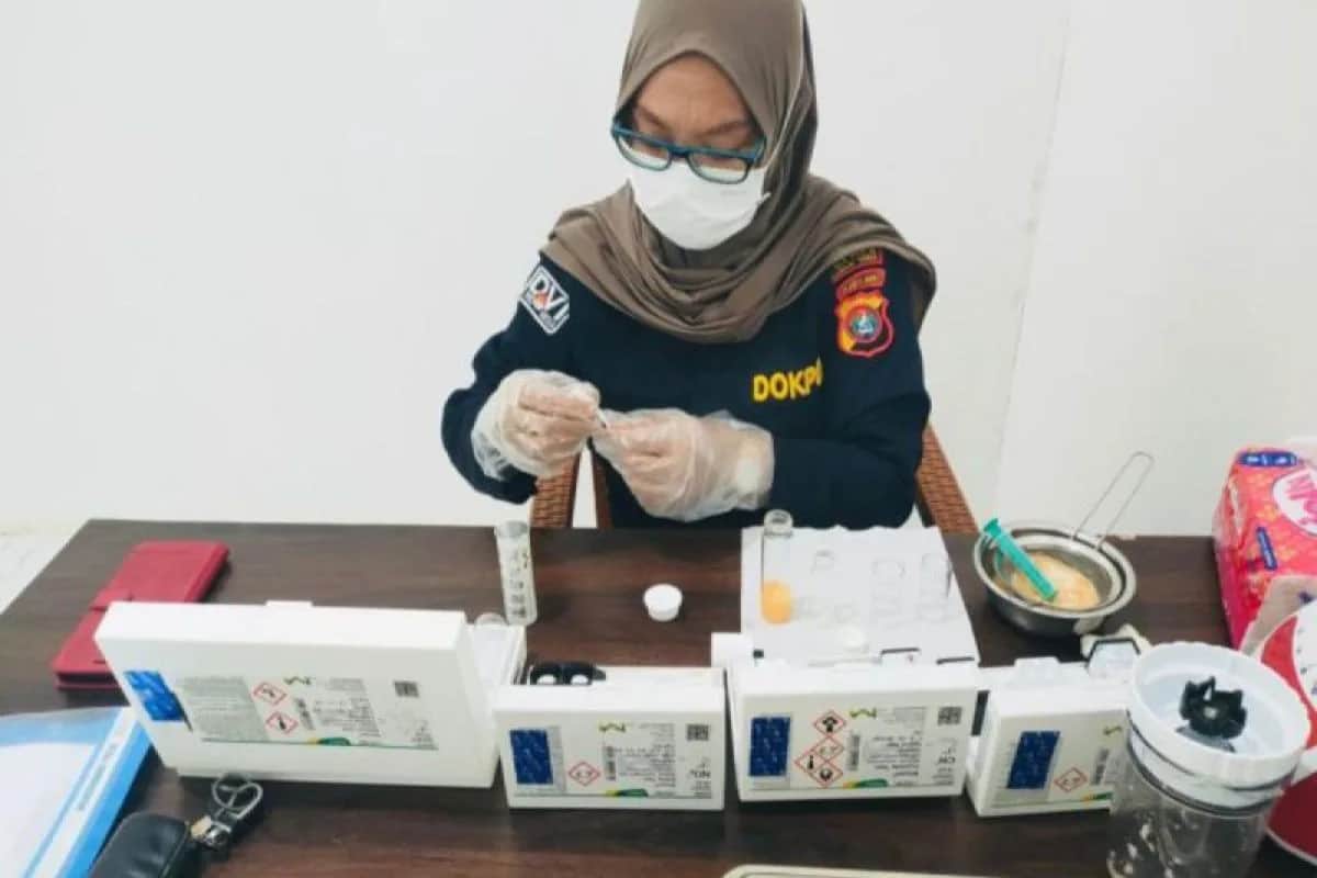 Personel Sidokkes Polres Mamuju Tengah memeriksa sampel makanan MBG di SPPG Tobadak Mahahe
