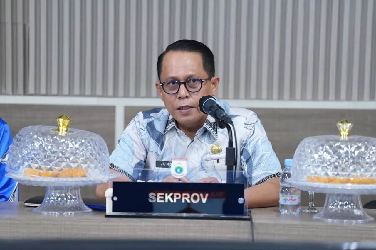 Sekda Sulbar Junda Maulana memimpin rapat persiapan HUT RI dan HUT Sulbar bersama pimpinan OPD di Mamuju