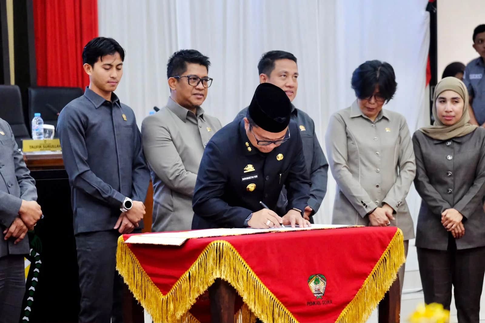 Rapat paripurna DPRD Gowa saat perda pertanggungjawaban APBD 2025 disahkan