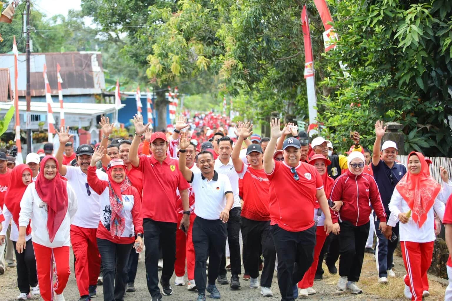 Warga mengikuti roadshow kemerdekaan di Kelurahan Padaelo, Mare, Bone