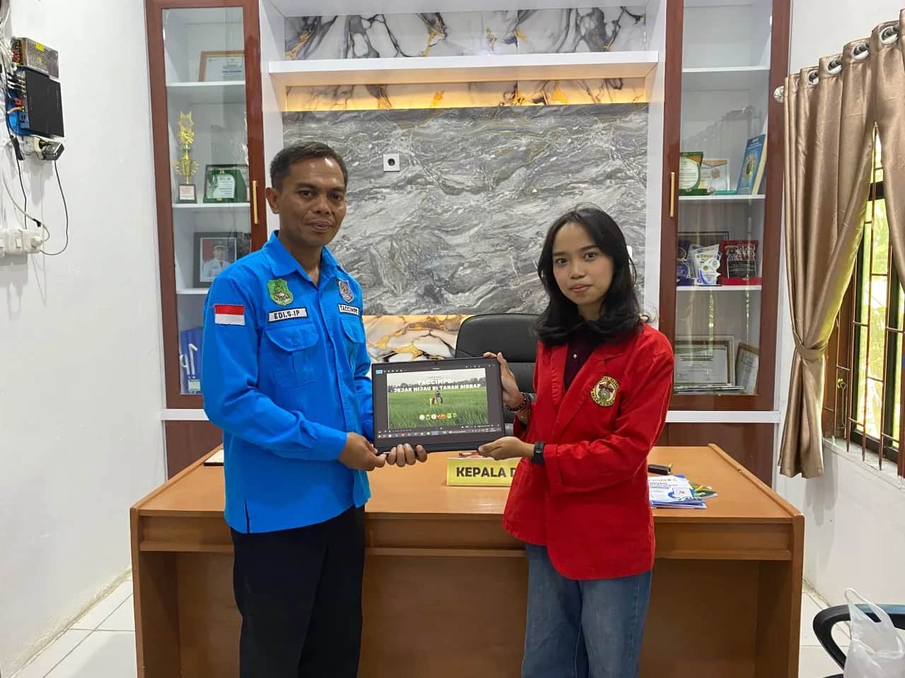 Mahasiswa KKN Unhas menyiapkan film pendek promosi Desa Taccimpo di Dua Pitue Sidrap
