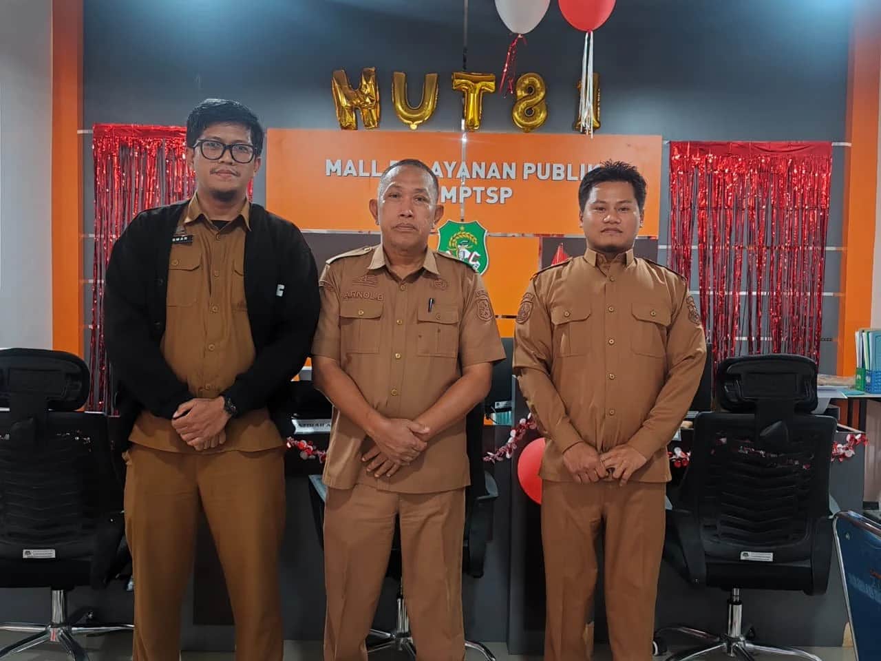 Petugas DPMPTSP Sidrap menunjukkan layanan LENTERA untuk izin penelitian daring