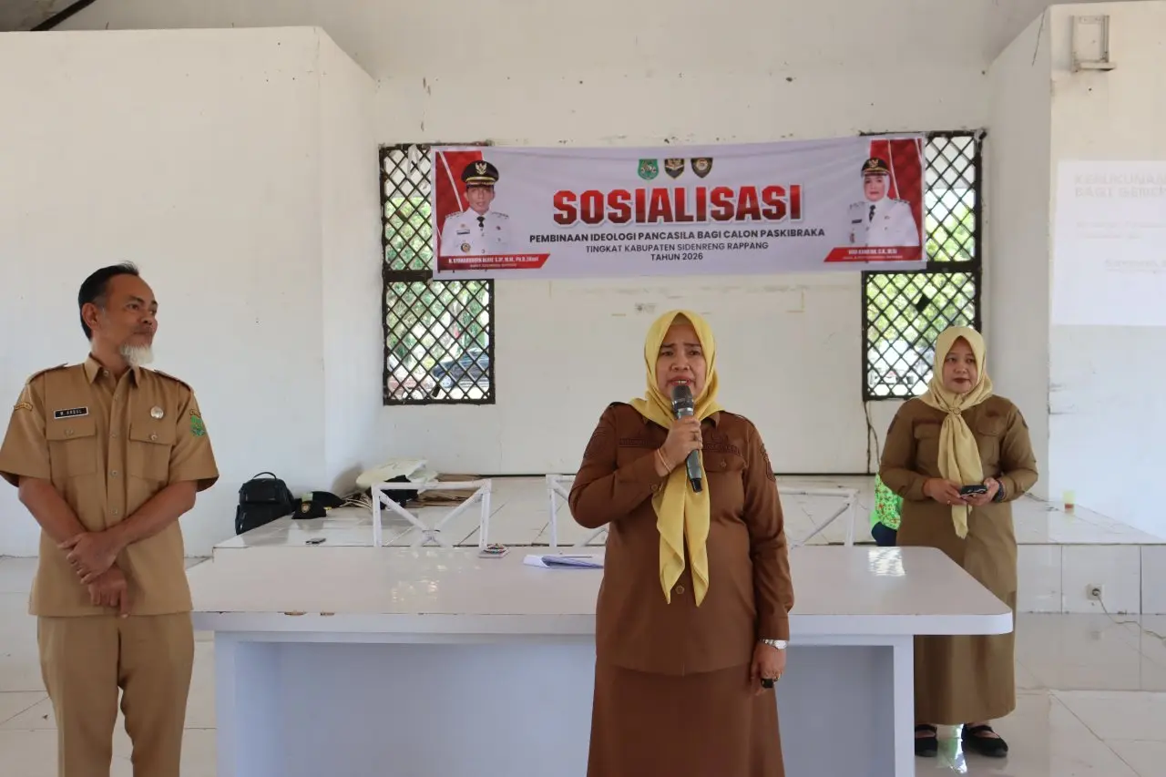 Nurkanaah memberi pembekalan kepada calon Paskibraka Sidrap di Baruga Kompleks SKPD