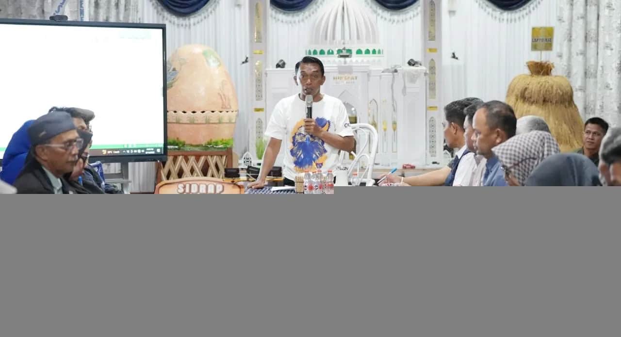 Bupati Sidrap Syaharuddin Alrif berdialog dengan kelompok tani Wala dan Lakessi di Baruga Rumah Jabatan Bupati