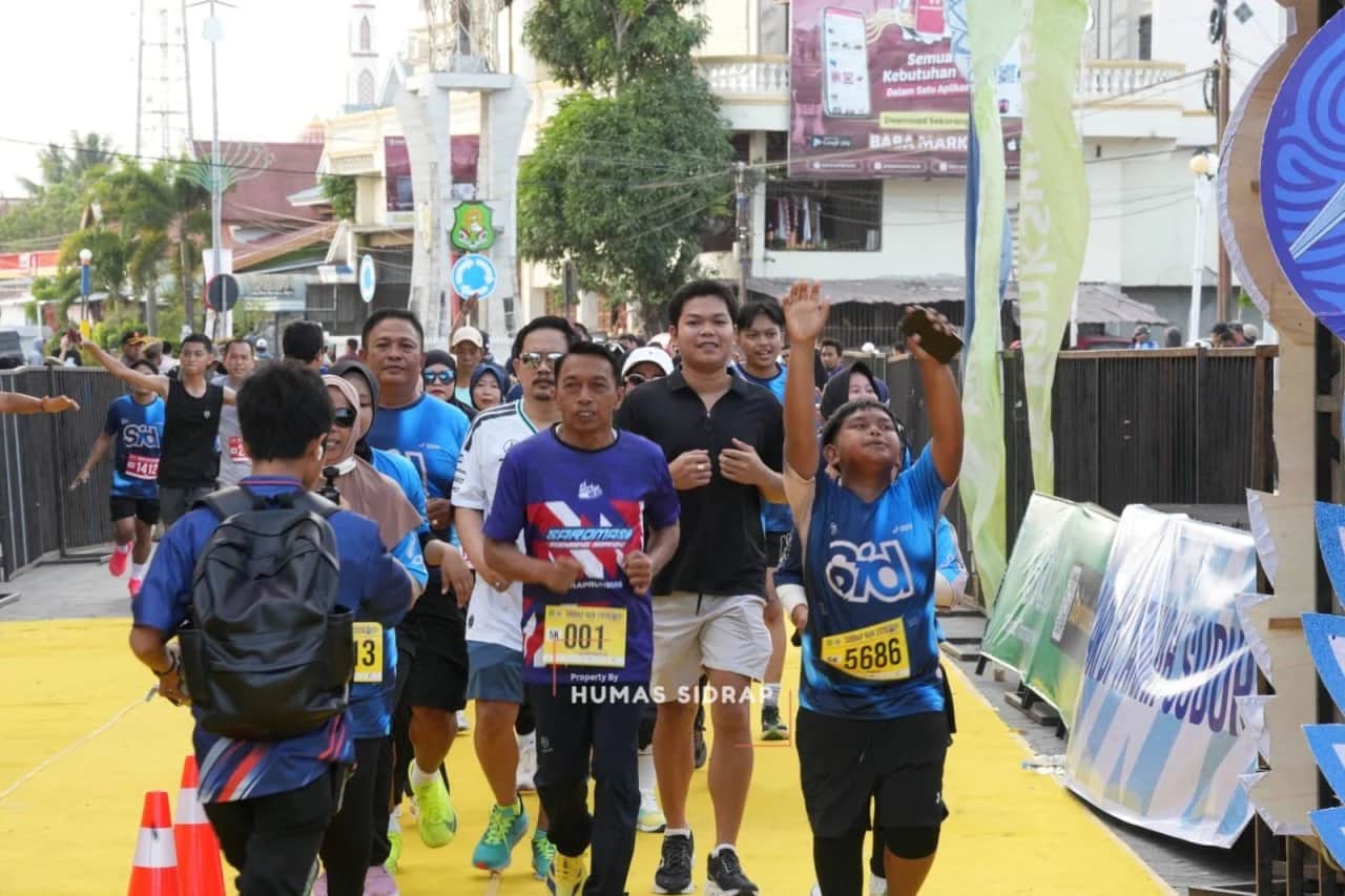 Peserta Sidrap Run 2026 memadati area start di Monumen Ganggawa Pangkajene