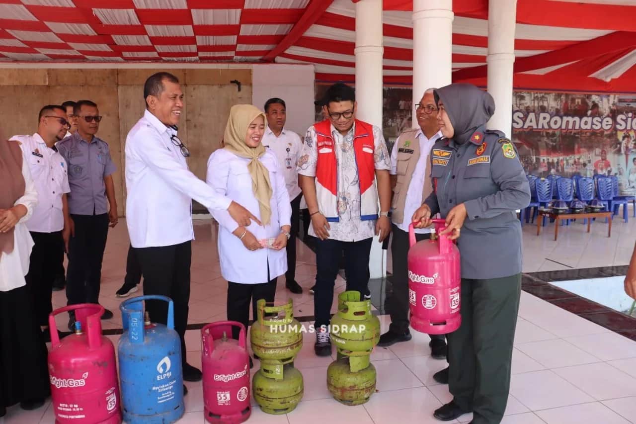 Wakil Bupati Sidrap membuka program trade in Bright Gas di kompleks SKPD