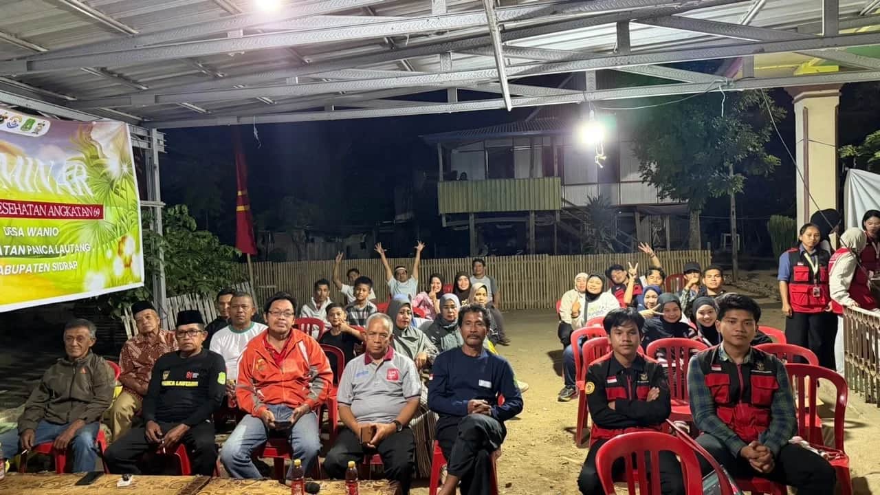 Warga dan mahasiswa KKN Unhas berfoto usai seminar akhir program kesehatan di Desa Wanio Sidrap