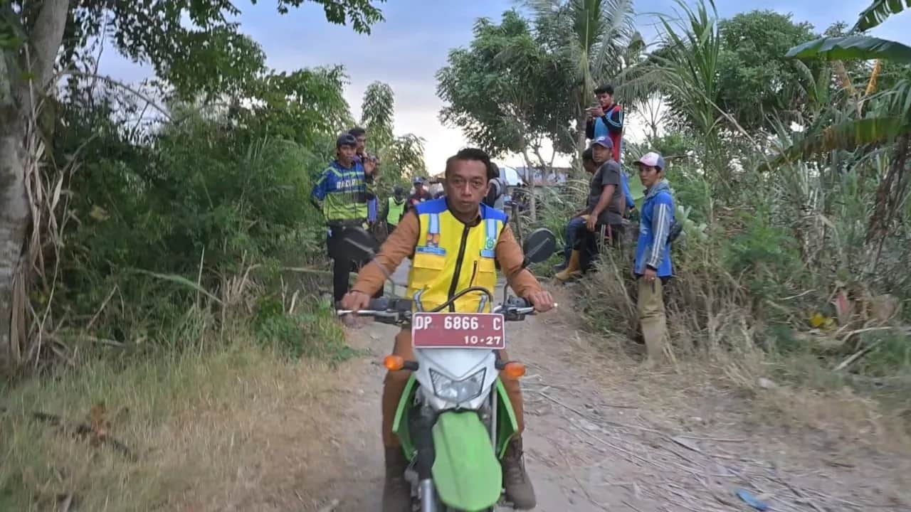 Syaharuddin Alrif meninjau sawah Watang Sidenreng dengan motor bersama petani dan pejabat teknis