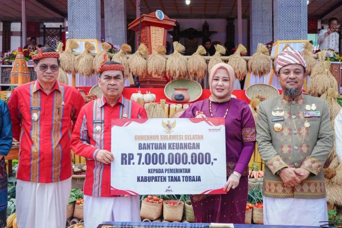 Gubernur Sulsel menyerahkan bantuan keuangan untuk Tana Toraja di Lapangan Masero