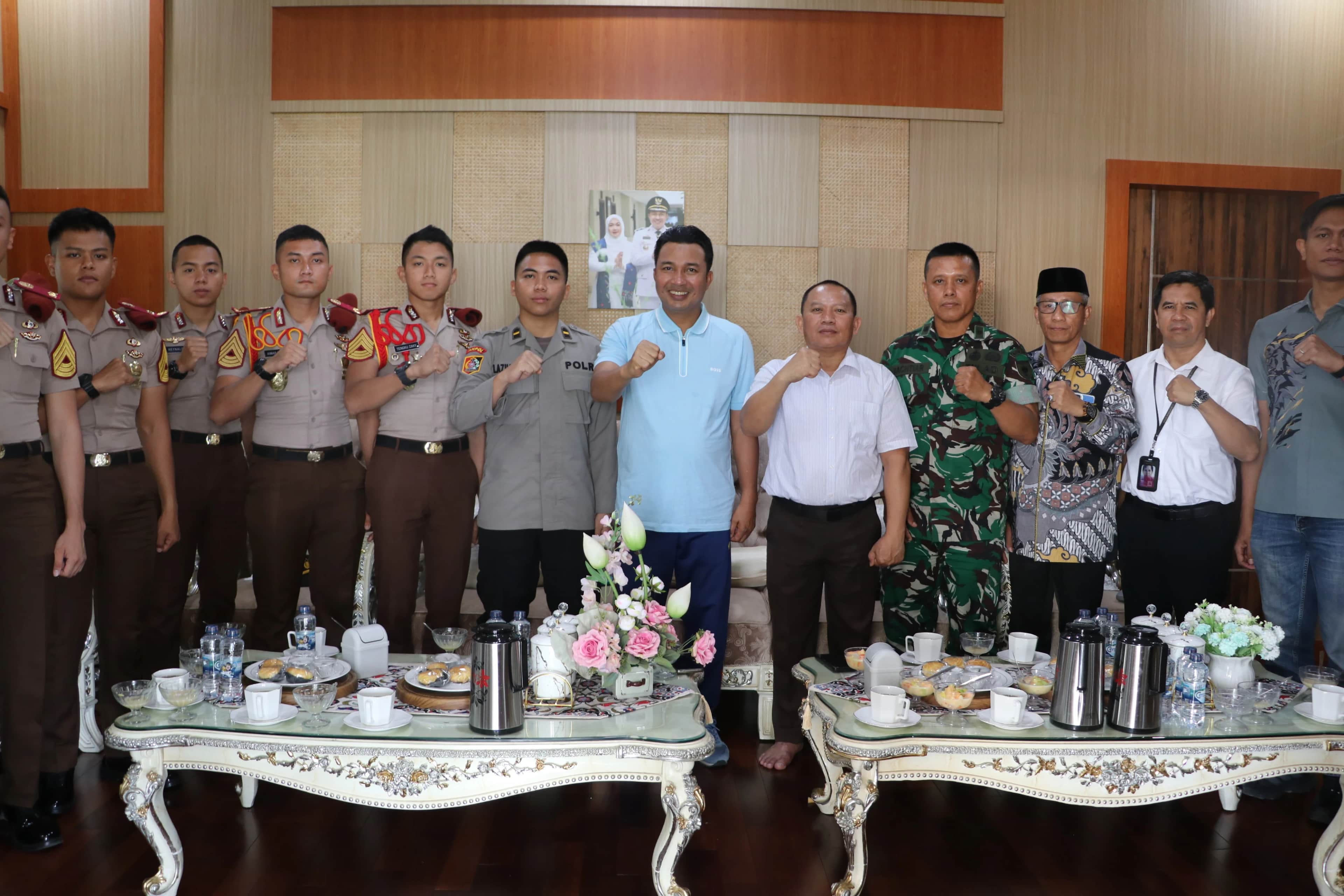 Taruna Akpol diterima di rumah jabatan Bupati Luwu Utara untuk penugasan Sekolah Rakyat