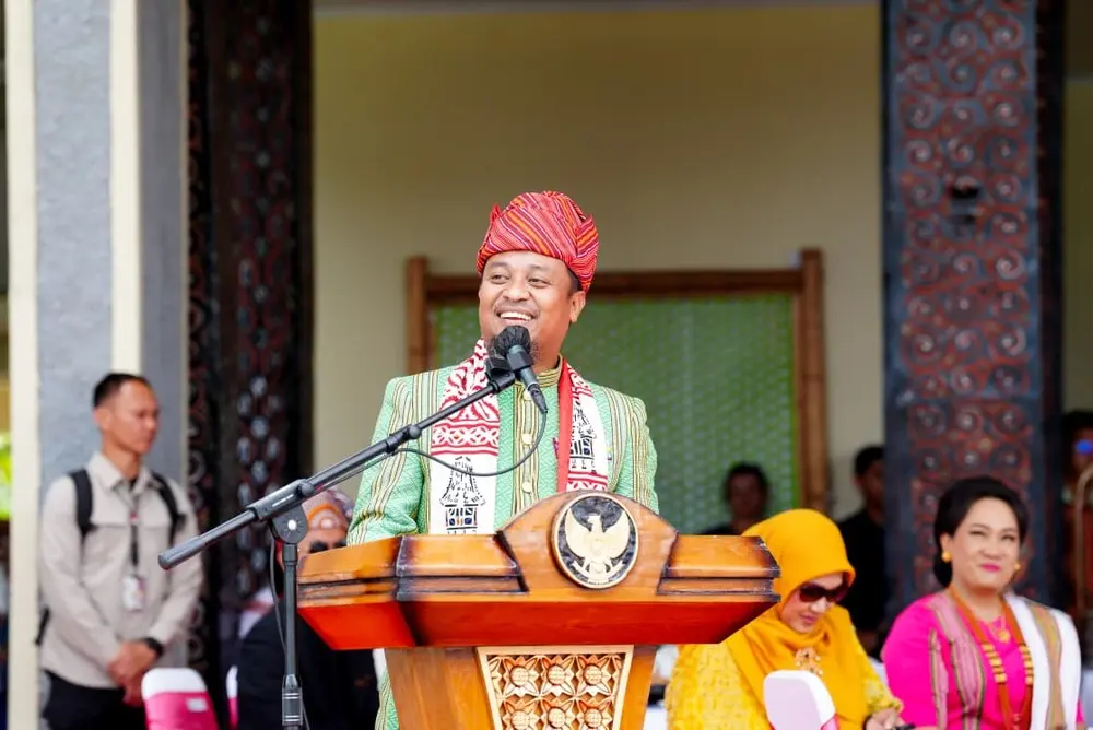 Gubernur Sulawesi Selatan Andi Sudirman Sulaiman berbicara di podium pada peringatan HUT ke-18 Toraja Utara