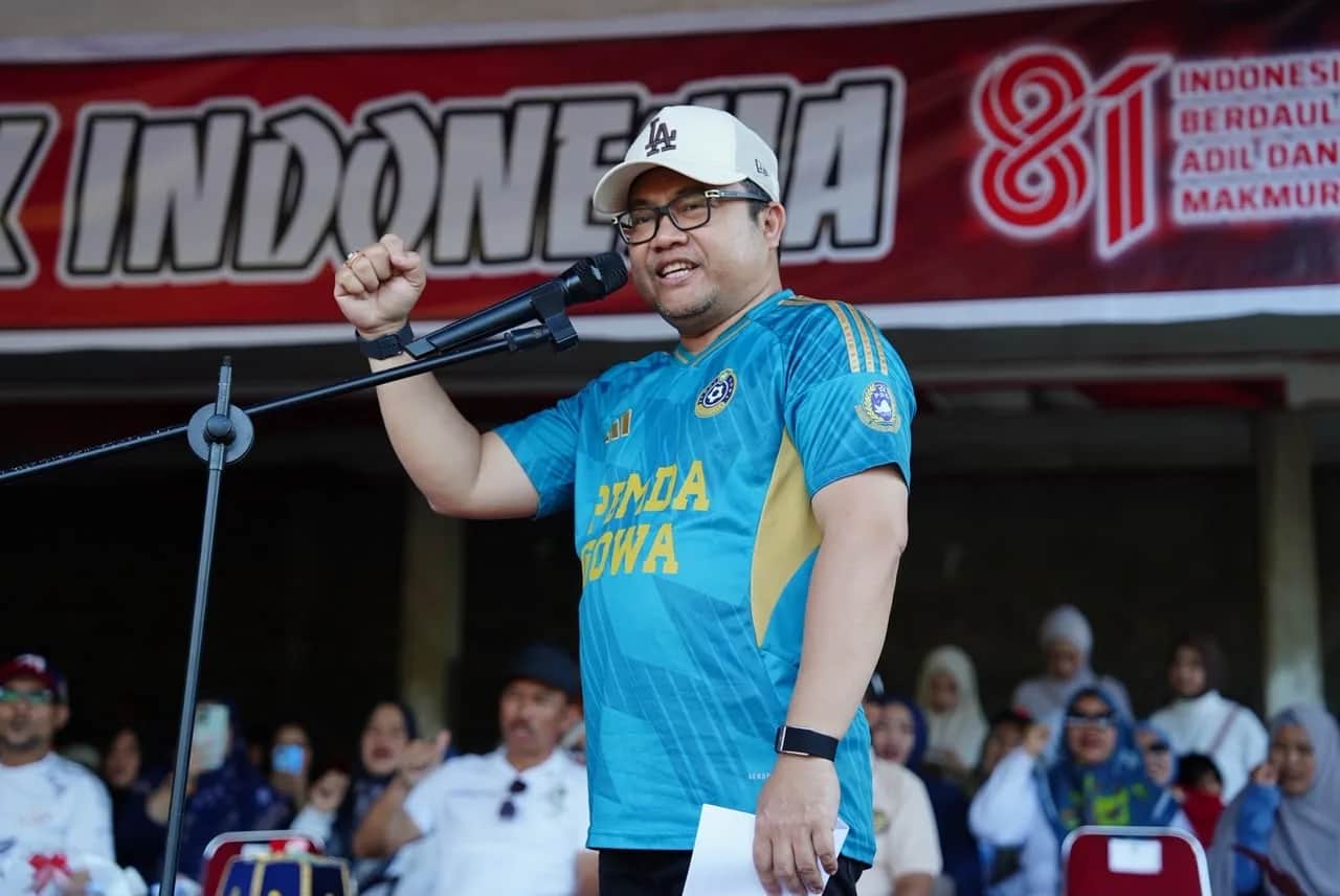 Darmawangsyah Muin membuka turnamen sepak bola antar desa di Lapangan Bontotangnga Parangloe
