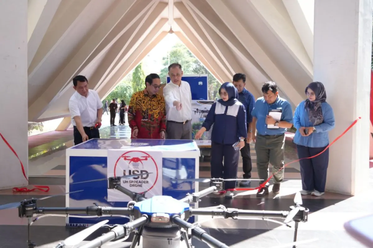 Rektor Unhas Jamaluddin Jompa menyaksikan drone pertanian hasil inovasi kampus di Makassar